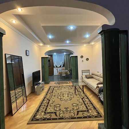 Apartment On Sanapiro Tbilisi ภายนอก รูปภาพ